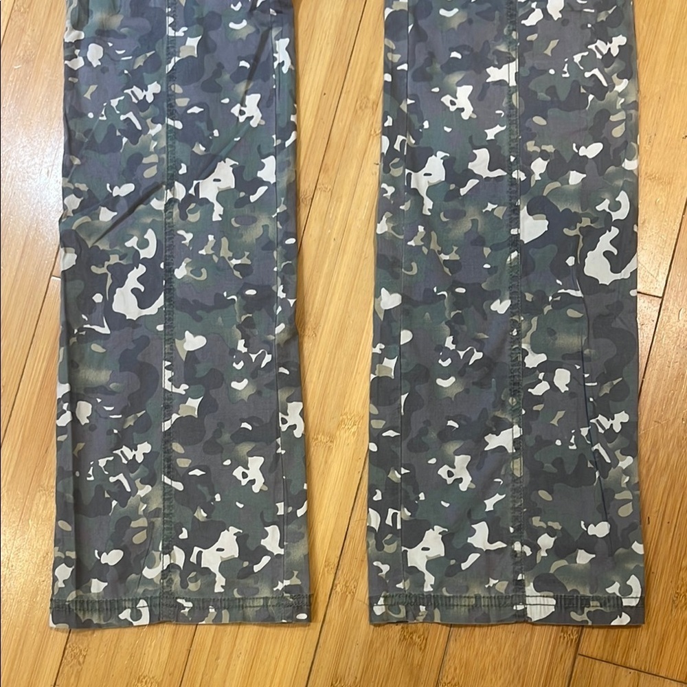 Guess Women's Green-Gray Camouflage Straight Leg Pants size 29 Mid Rise - Picture 6 of 11